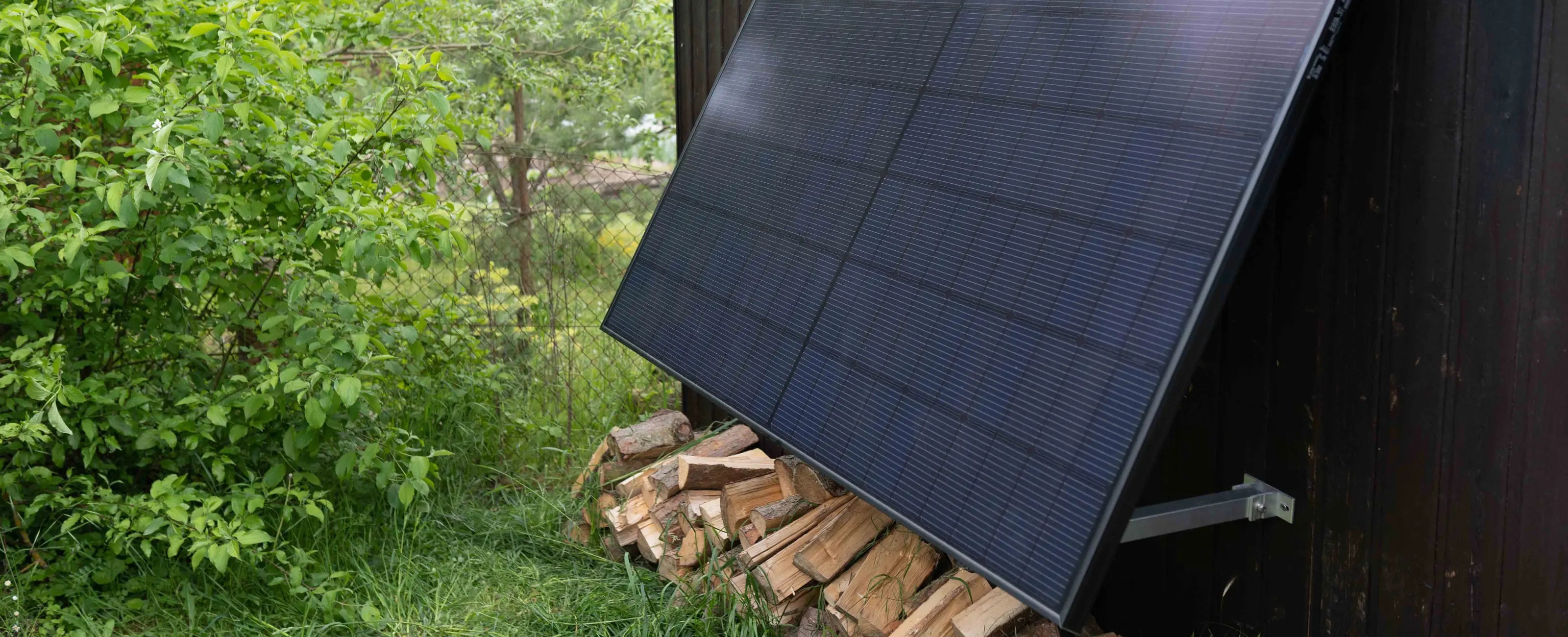 Solaranlage ein Modul montiert an Holzwand im Garten