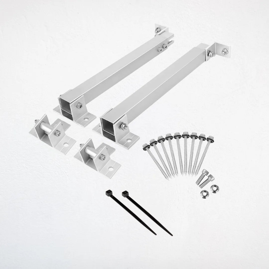 Montageset für Solarmodule an einer Fassade. Enthalten sind zwei robuste Metallhalterungen, Wandbefestigungen, Schrauben, Muttern und Kabelbinder.