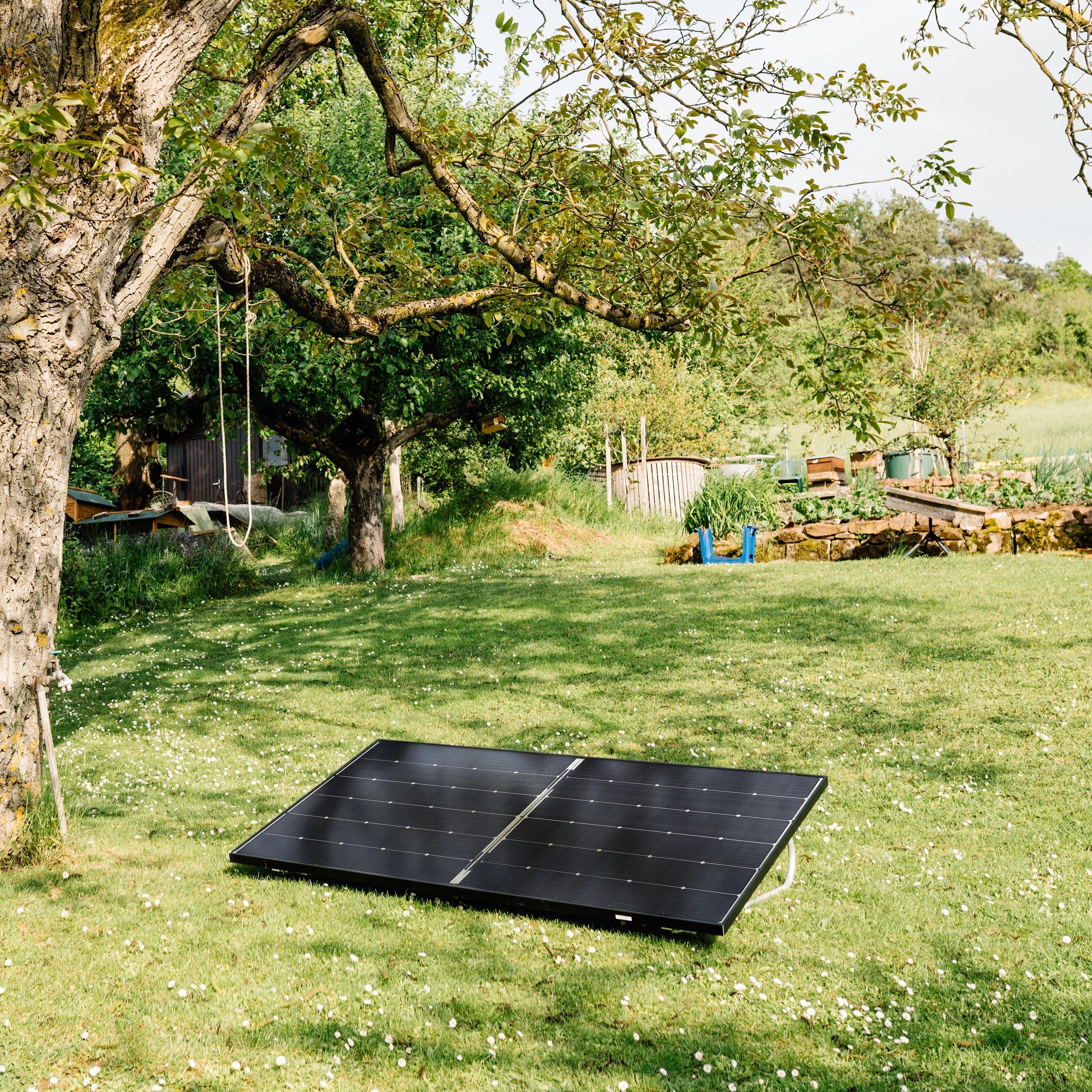 Balkonstrom Balkonkraftwerk im Garten ein Solarmodul Basic Flat 450 Bifazial