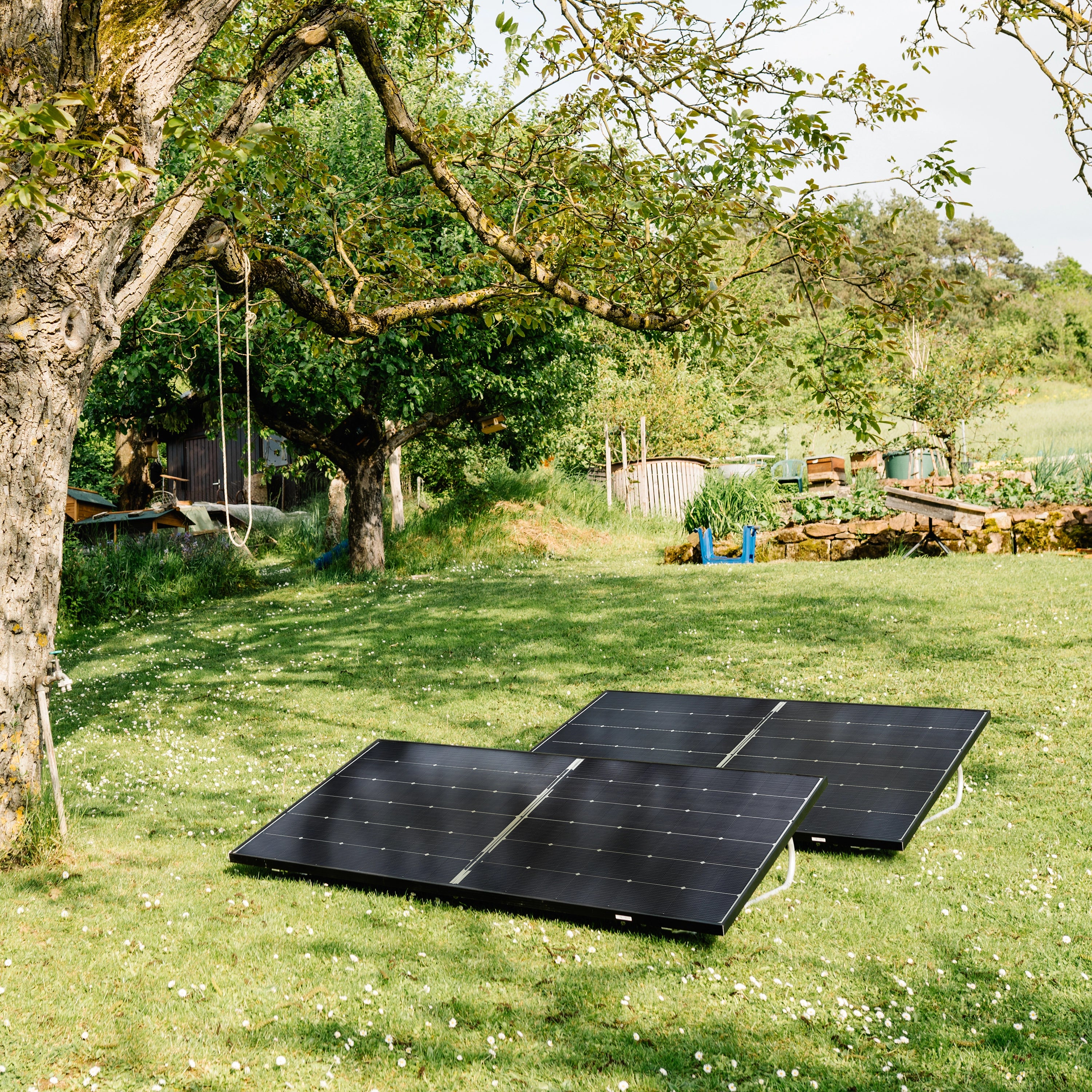 Balkonstrom Balkonkraftwerk im Garten mit zwei Solarmodulen Basic Flat 900 Bifazial