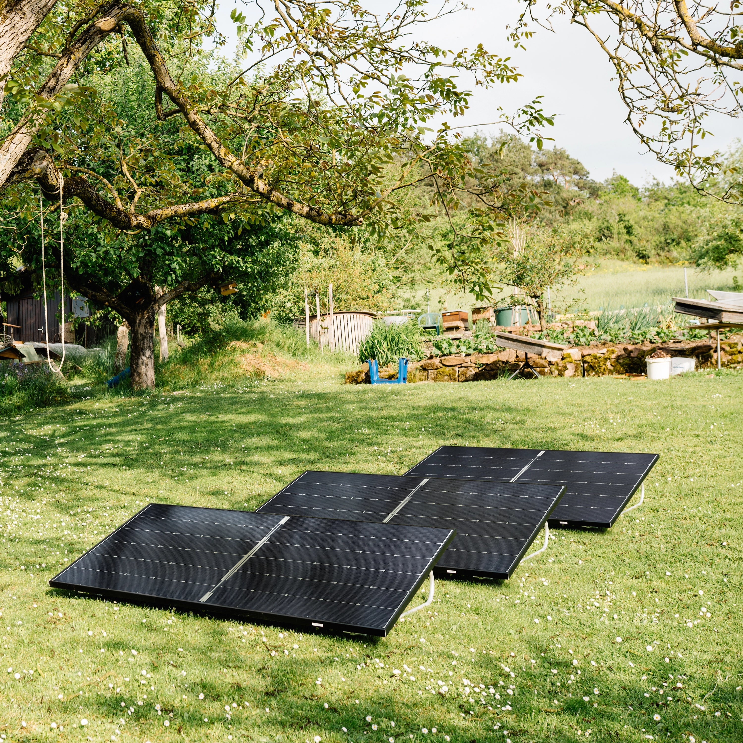 Basic Bifazial 1350 Watt Balkonkraftwerk im Garten aufgestellt