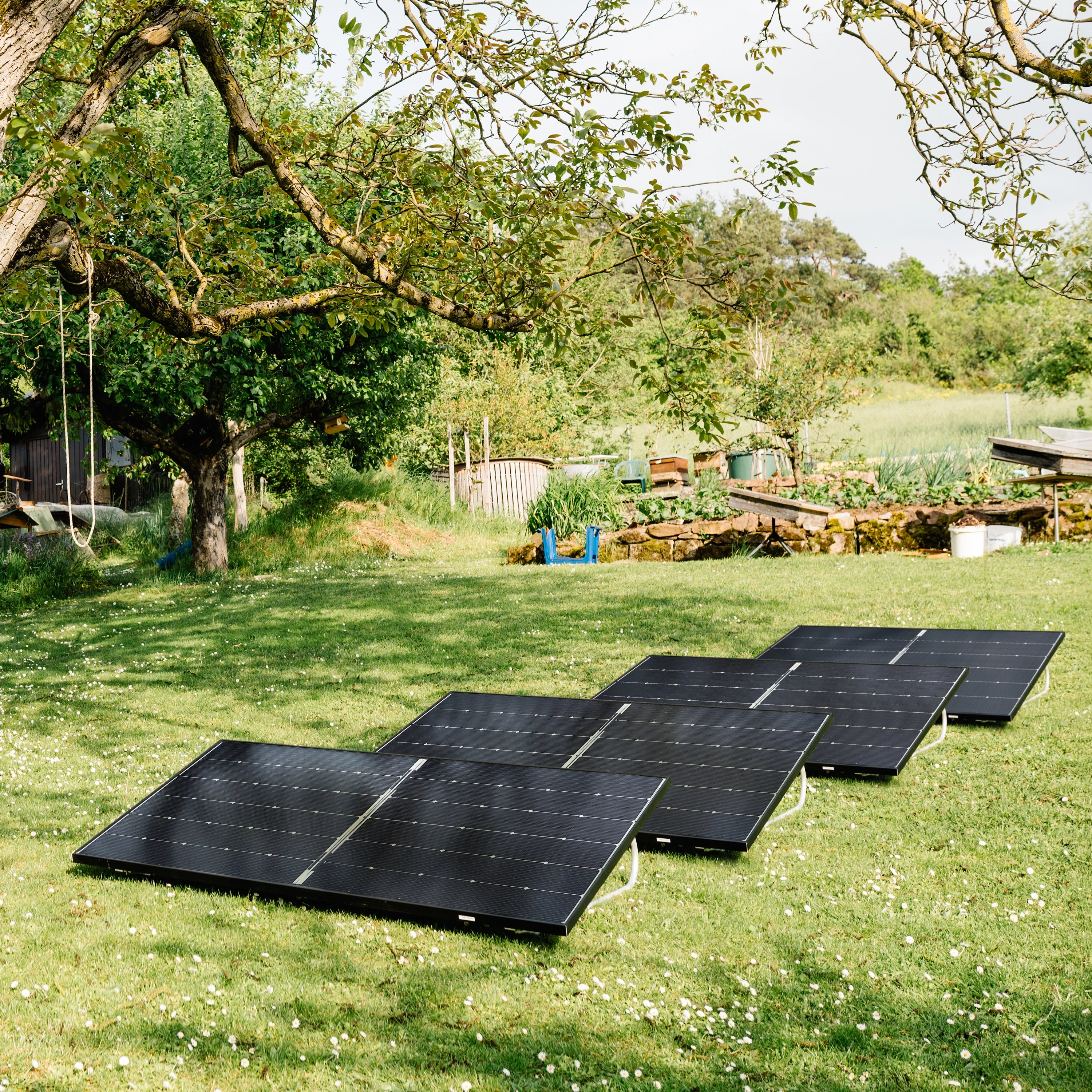 Balkonstrom Balkonkraftwerk im Garten mit vier Solarmodulen Basic Flat 1800 Bifazial