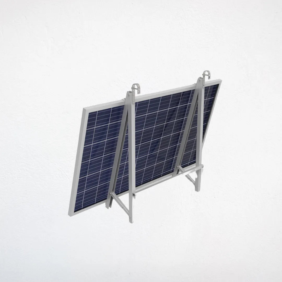 Freistehende Halterung für Solarmodule mit stabilen Metallstützen. Die Konstruktion ermöglicht eine optimale Ausrichtung des Solarpanels zur Sonne und kann auf verschiedenen Untergründen wie Boden oder Dachflächen montiert werden.