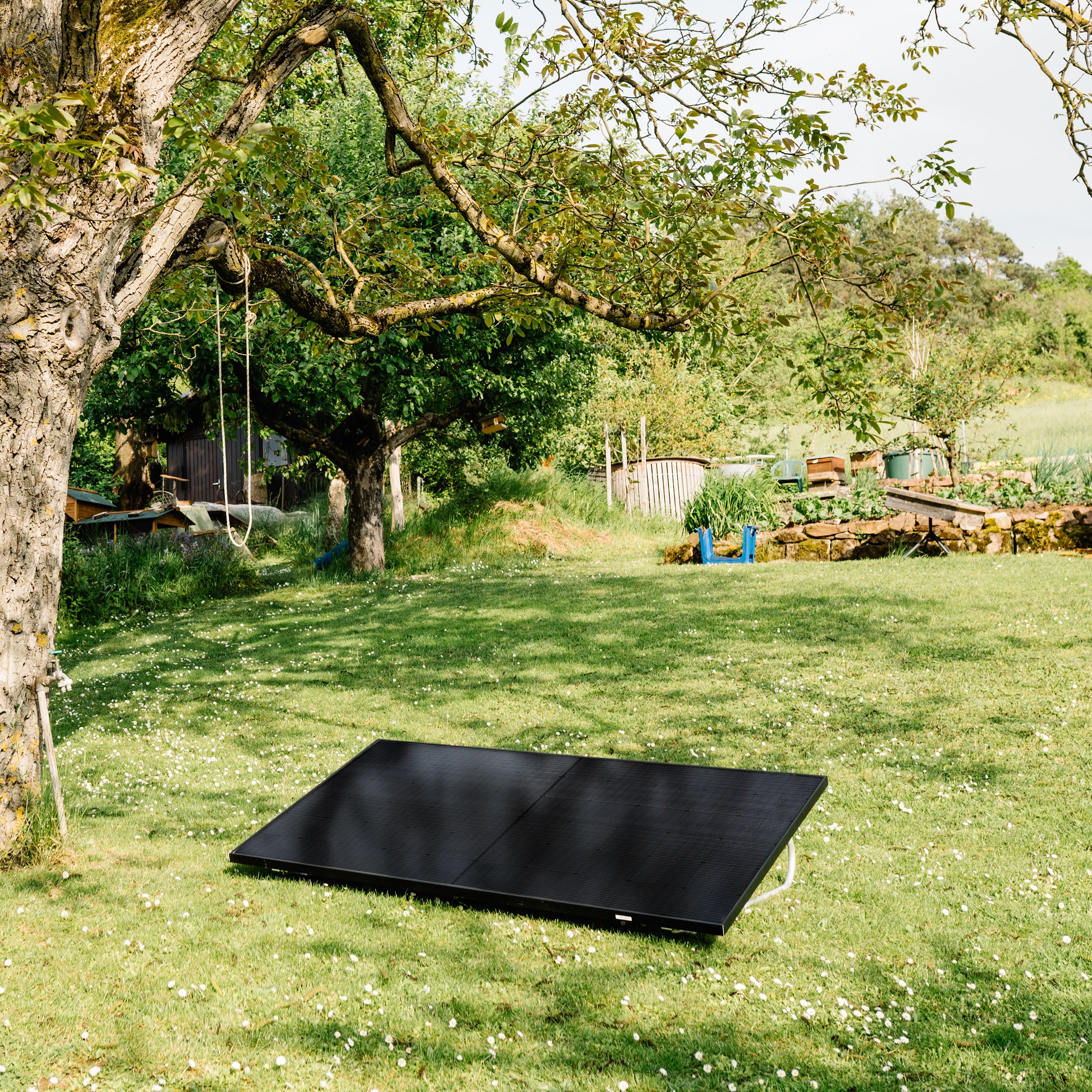 Balkonstrom Balkonkraftwerk Meyer Burger Flat 400 Watt ein Solarmodul im Garten auf der Wiese