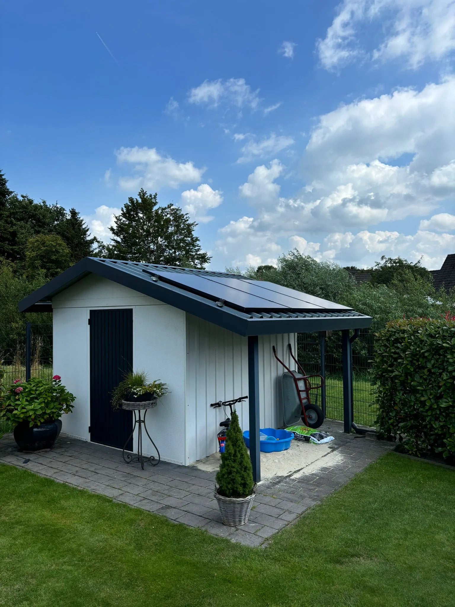 Premium Roof drei Solarmodule montiert auf Dach Gartenhaus