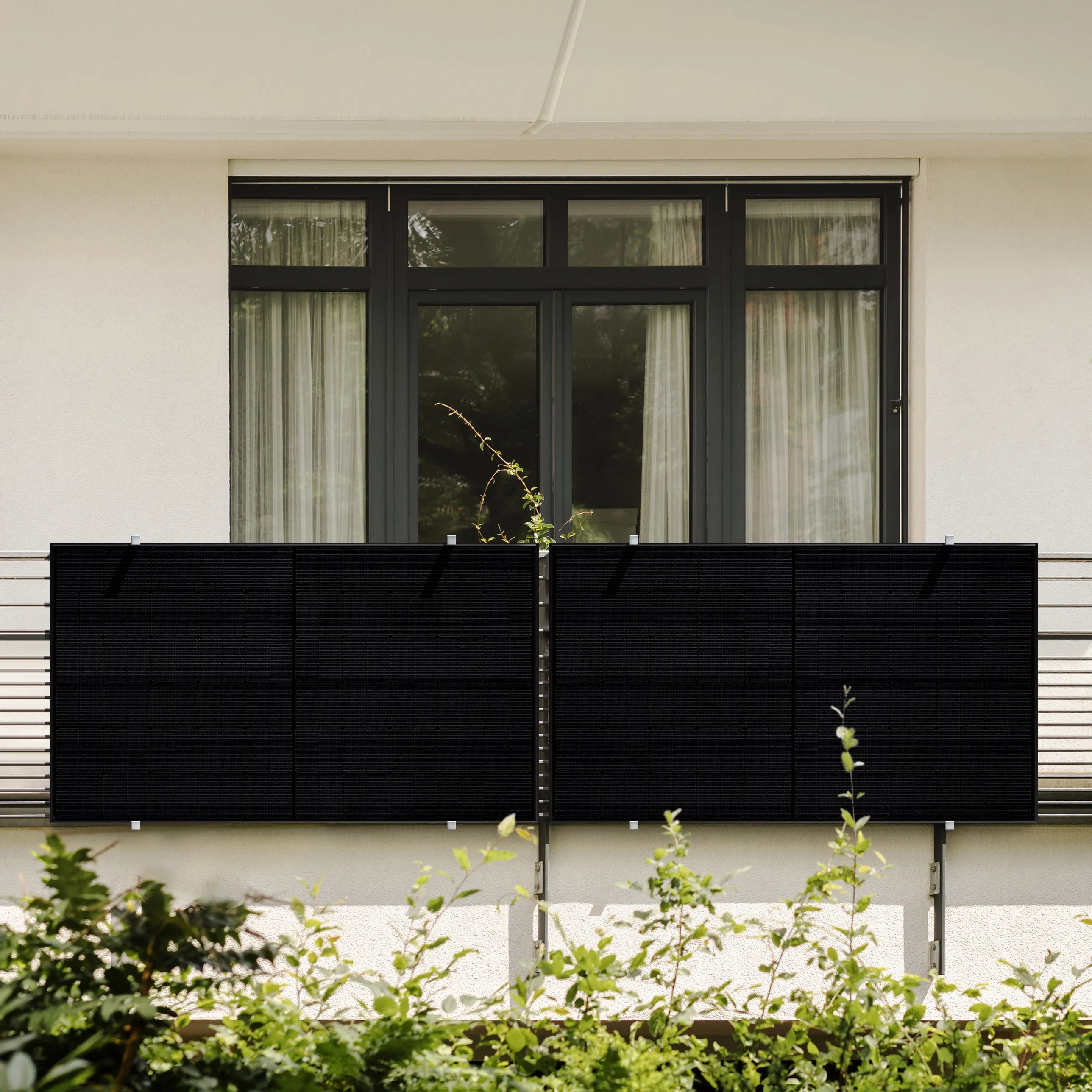 Balkongeländer mit 2 montierten Solarmodulen, perfekt integriert in das moderne Design des Balkons